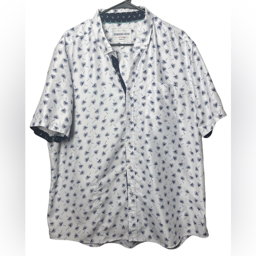 International Report Men’s Size XXL white-blue palm tree button up shortsleeve